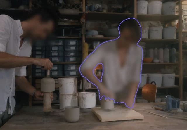 Zasłoń pracowników, gdy publikujesz filmy z procesu produkcji lub miejsca pracy. Rozmyj twarz i ciało wybranej osoby zgodnie z jej konturem, a następnie sprawdź efekt podczas ruchu.