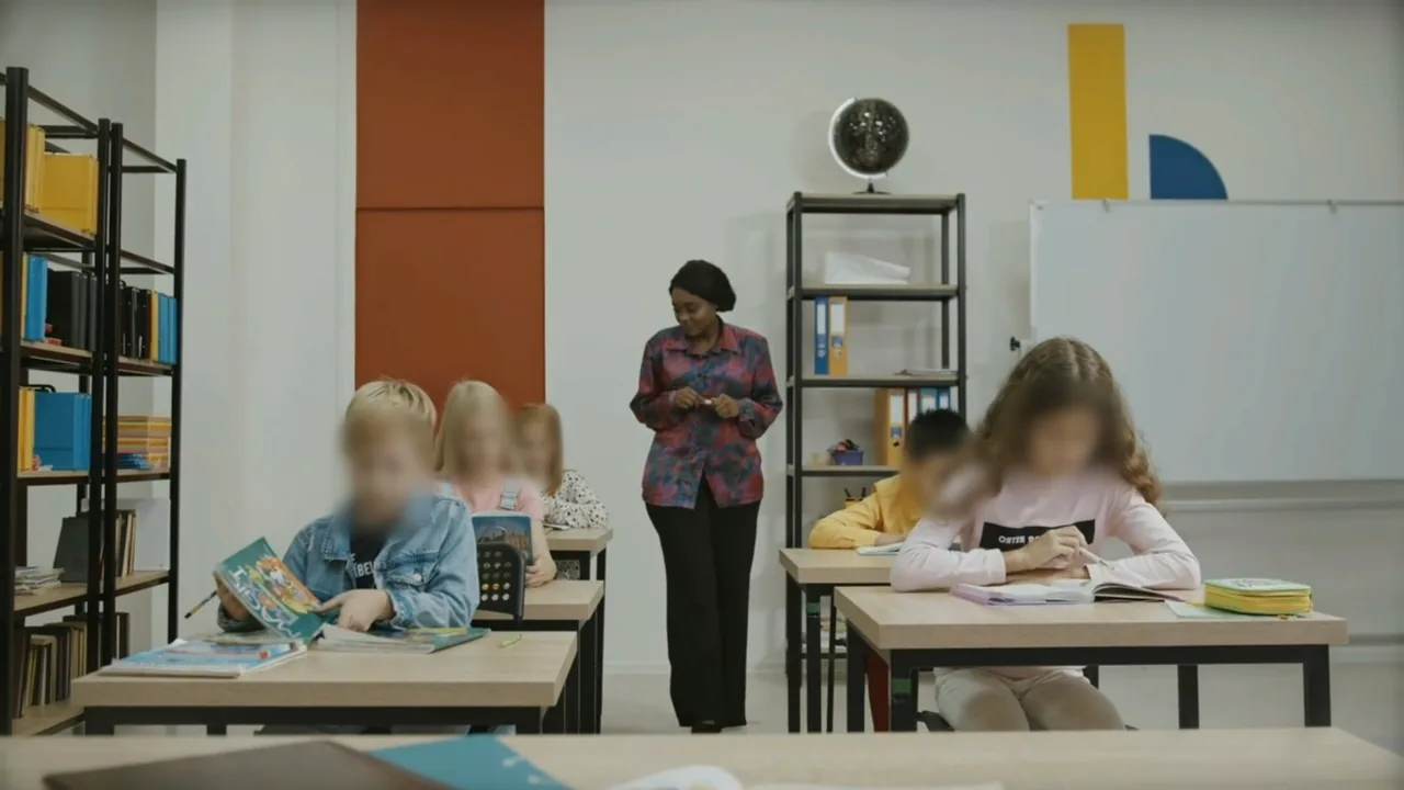 Resultado real: en un video de una clase, solo el profesor queda visible mientras las caras de los alumnos están cubiertas