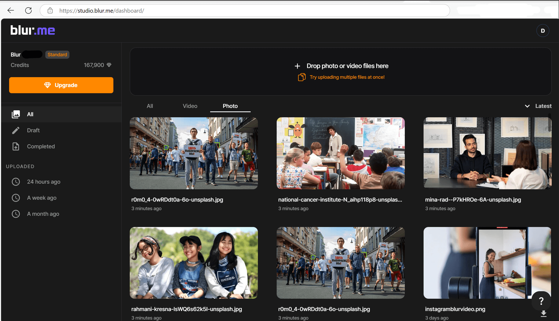Subir foto al editor online BlurMe para eliminar objetos no deseados.