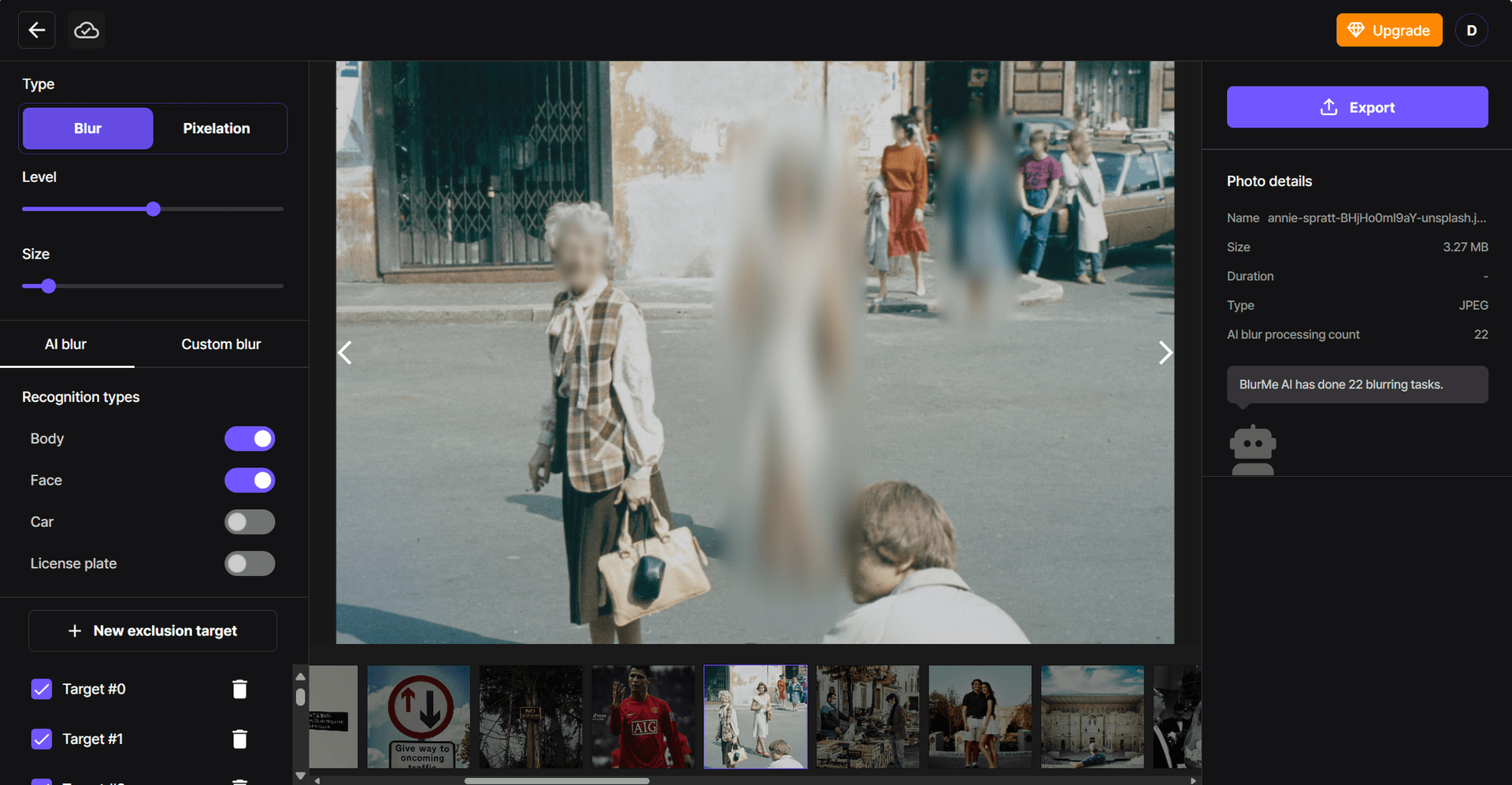 Beispiel einer Person im Hintergrund, die verwischt wird, um jemanden aus einem Foto zu entfernen.