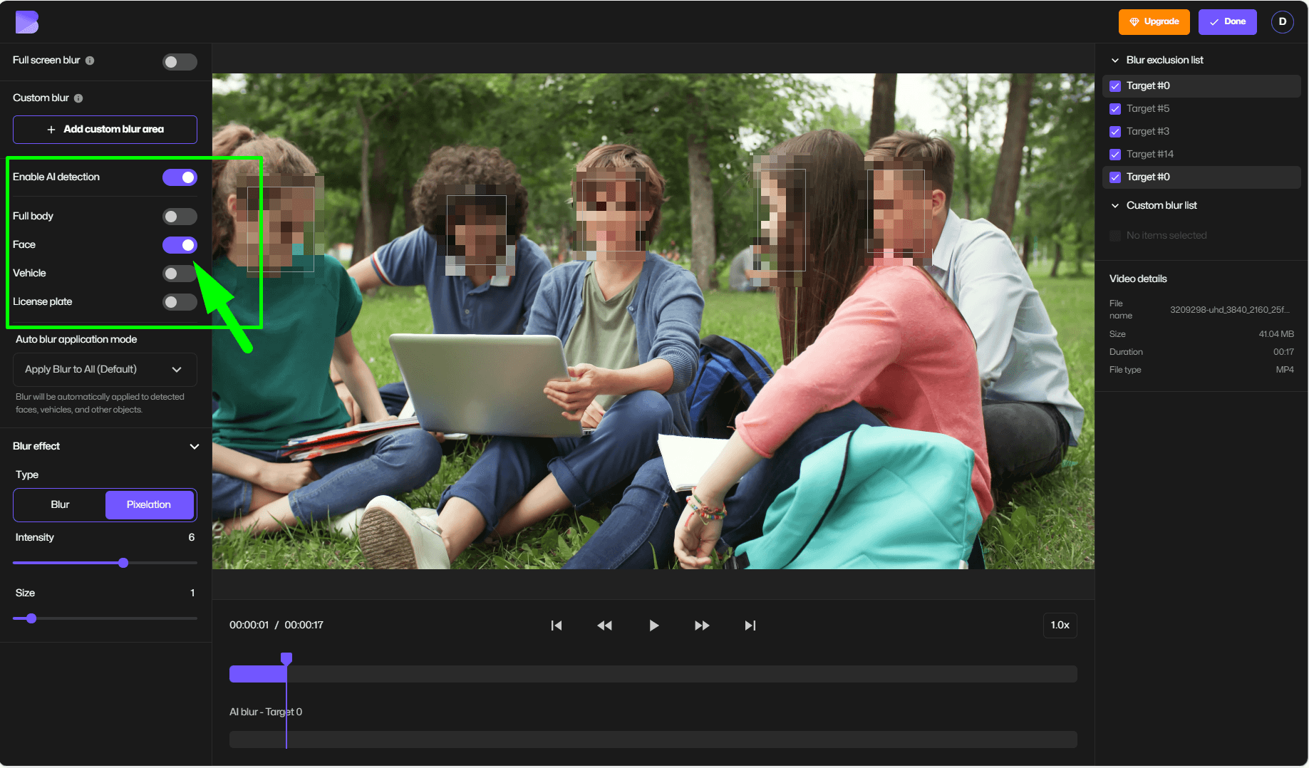 interfaccia editor video di BlurMe che mostra le caselle di rilevamento automatico dell'IA attorno ai visi in un video.