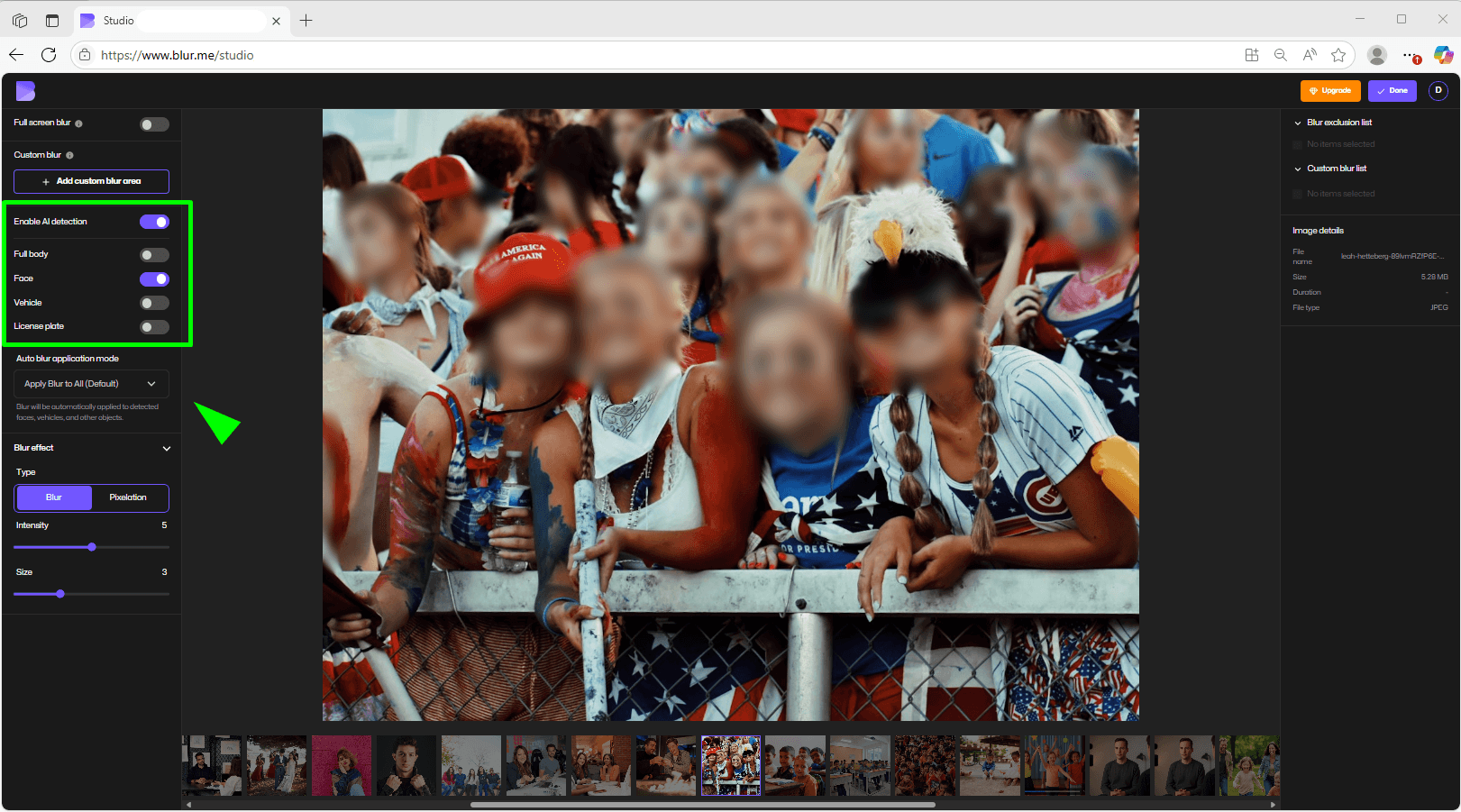 Eligiendo áreas para difuminar en BlurMe con opciones de desenfoque AI y desenfoque personalizado para difuminar parte de una imagen.