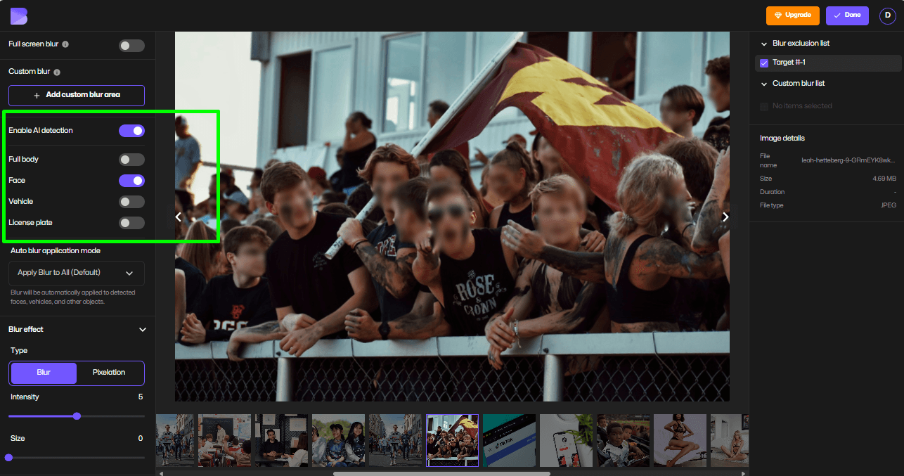 L'AI rileva automaticamente i volti in una foto per l'anonimizzazione con BlurMe.