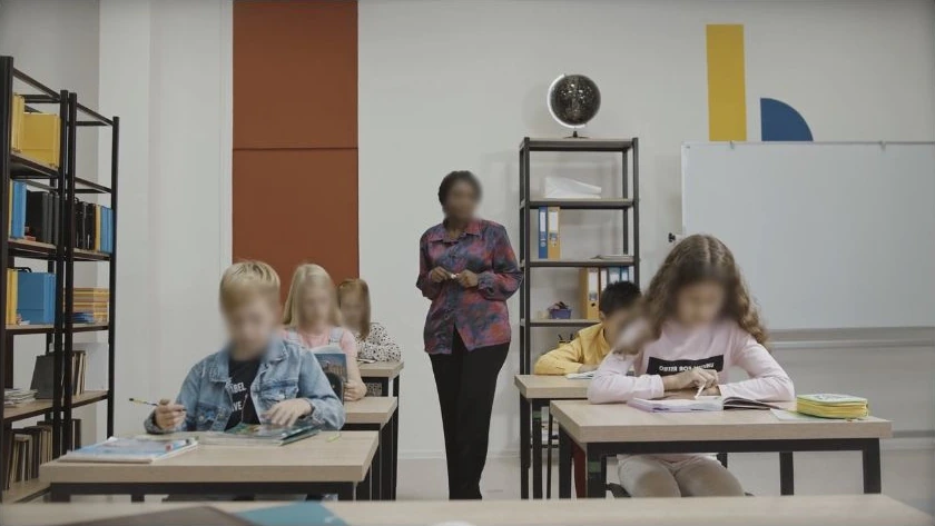 Wykrywaj i śledź twarze oraz tablice w przeglądarce, bez instalowania edytora ani kupowania wydajnej karty graficznej. Wybierz, kto pozostanie widoczny, i sprawdź na osi czasu momenty pojawienia się każdej osoby oraz efekt zamazania.